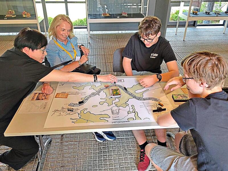 Die Klasse 8a hat ein eigenes Spiel zur Schiefen Ebene entwickelt und im DDM pr&auml;sentiert.Realschule Kulmbach