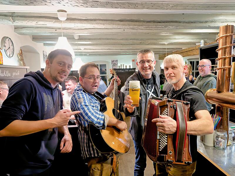 Einer geht noch: Zum Rauchbock-Anstich der Brauerei Kundm&uuml;ller kamen wieder jede Menge Bierliebhaber nach Weiher.