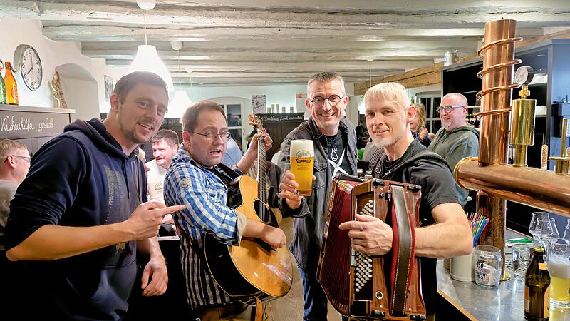 Einer geht noch: Zum Rauchbock-Anstich der Brauerei Kundmüller kamen wieder jede Menge Bierliebhaber nach Weiher.