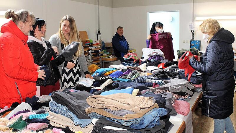 Reich ausgestattet ist die „Kleiderkammer“, aus der sich die Geflüchteten mit Dingen des täglichen Bedarfs versorgen können.