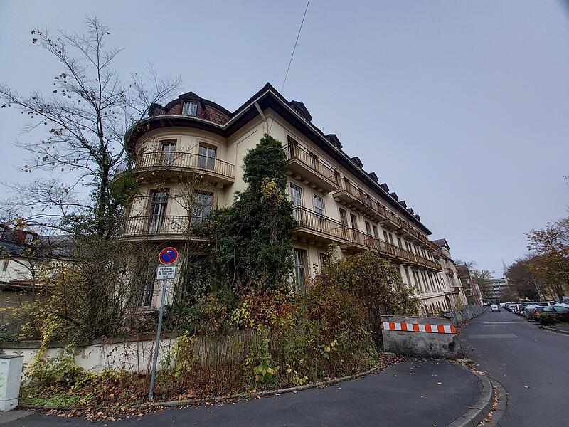 Die Situation am fr&uuml;heren Sanatorium Apolant in der Menzelstra&szlig;e im Jahr 2022. Die Stadt hatte damals neue Notsicherungsma&szlig;nahmen angeordnet.