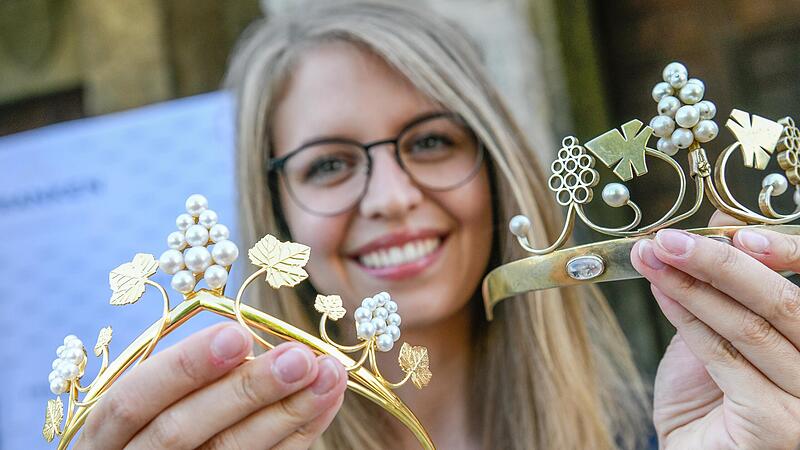 Neue Krone für die Königin: Am Freitag wurde eine neue Krone (links) für die Fränkische Weinkönigin in Münsterschwarzach präsentiert. Im Bild: die amtierende Weinkönigin Eva Brockmann. Neue Krone für die Königin: Am Freitag wurde eine neue Krone (links) für die Fränkische Weinkönigin in Münsterschwarzach präsentiert. Im Bild: die amtierende Weinkönigin Eva Brockmann.