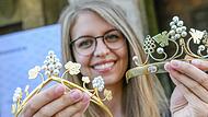 Neue Krone f&uuml;r die K&ouml;nigin: Am Freitag wurde eine neue Krone (links) f&uuml;r die Fr&auml;nkische Weink&ouml;nigin in M&uuml;nsterschwarzach pr&auml;sentiert. Im Bild: die amtierende Weink&ouml;nigin Eva Brockmann.