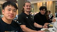 Der Japaner Shoto Fukada, Weltmeister Ethan Katzberg und Merlin Hummel (von links) beim Essen im Hotel.
