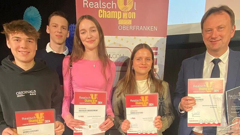 Die &bdquo;Realschulchampions&ldquo; (von links) Silas St&uuml;binger, Tom Schrepfer, Leonie Wallsteiner und Samira Herath mit stellvertretendem Schulleiter Markus Popp.
