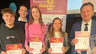 Die „Realschulchampions“ (von links) Silas Stübinger, Tom Schrepfer, Leonie Wallsteiner und Samira Herath mit stellvertretendem Schulleiter Markus Popp.