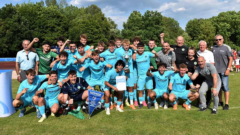 So sehen Sieger aus: Die U19 der SpVgg Greuther F&uuml;rth setzte sich im Finale des BFV-Pokals gegen den FC Bayern M&uuml;nchen durch.