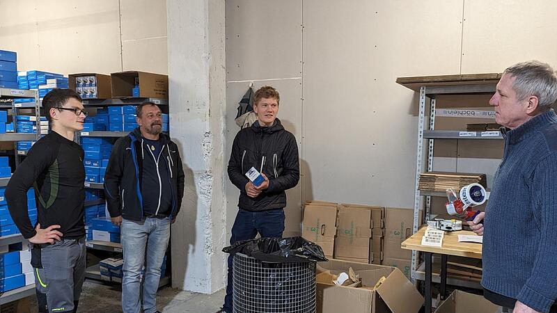 &bdquo;Wenn, muss das Team mit aufs Bild&ldquo;: Jan Carlsen (dritter von links), Gr&uuml;nder und Eigent&uuml;mer von B&auml;chlein, sieht sich als Teamspieler. Denn seine Versandmitarbeiter Andy M&ouml;nch, Karsten Kupka und G&uuml;nther Engel (von links) verpacken nicht nur Wasser...