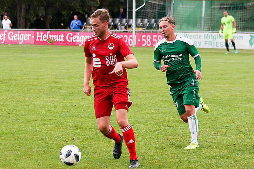 Lars Teuchert im Trikot des FC Coburg (links) in einem Ligaspiel gegen den SV Friesen.