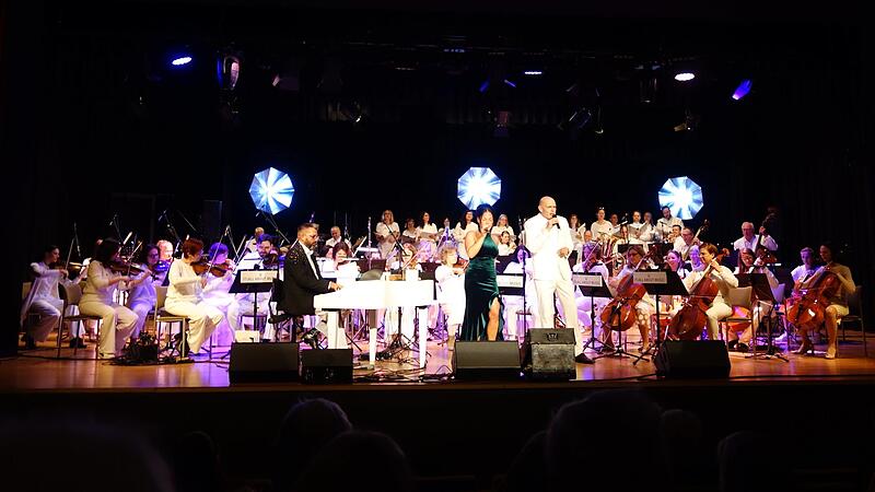 80 Akteure standen auf der Bühne des Kreiskulturraums.
