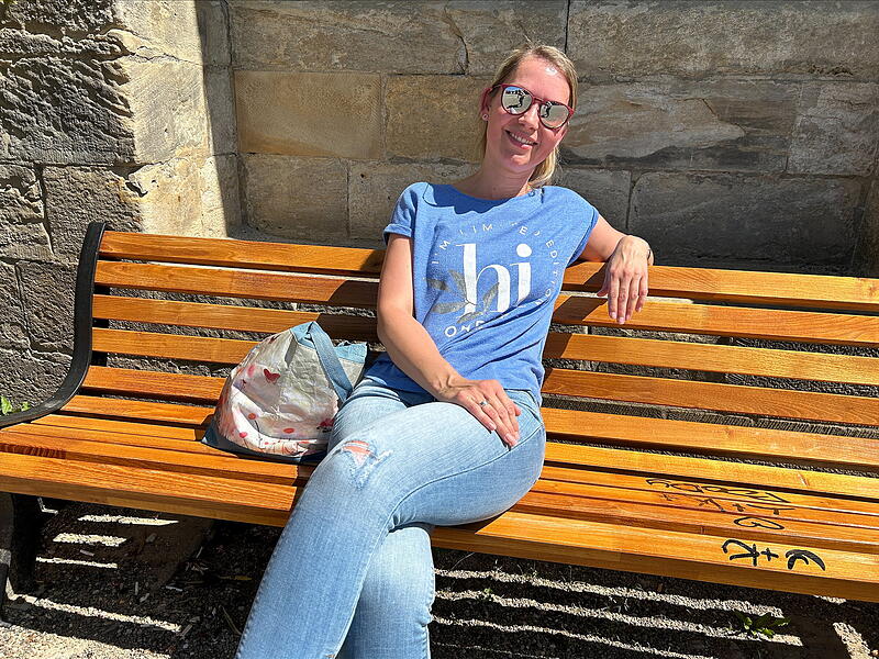 Nancy Leipold genie&szlig;t in ihrer Mittagspause die Sonne auf dem Coburger Schlossplatz.
