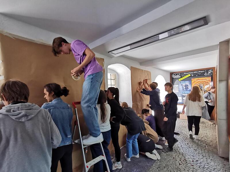 Kunstklasse der Eltmanner Realschule bemalt Fußgängerpassage zum Weltladen mit Fair-Trade-Symbolen