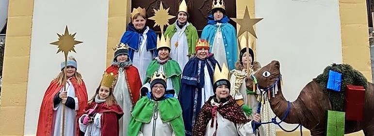 Die Sternsinger mit dem Dromedar Sherine vor der Kapelle in Unterst&uuml;rmig.