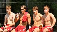 Die Coburger Roman Guhling, Jason Gei&szlig;end&ouml;rfer, Norik H&ouml;hn und Luca Oikonomides (von links) genossen nach ihrem Einsatz die Sonne - und ein Kaltgetr&auml;nk.