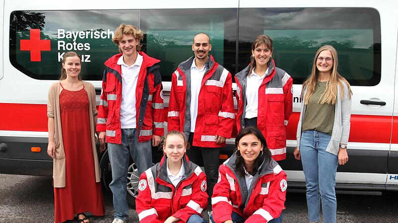 Im Auftrag des BRK-Kreisverbandes Ha&szlig;berge sind Helfer unterwegs, um B&uuml;rger als F&ouml;rdermitglieder zu gewinnen. BRK-Kreisgesch&auml;ftsf&uuml;hrerin Carina K&uuml;fner gab daf&uuml;r mit Isabell Polster (rechts) und Jennifer Kessler (links) von der F&ouml;rdermitgliederverw...