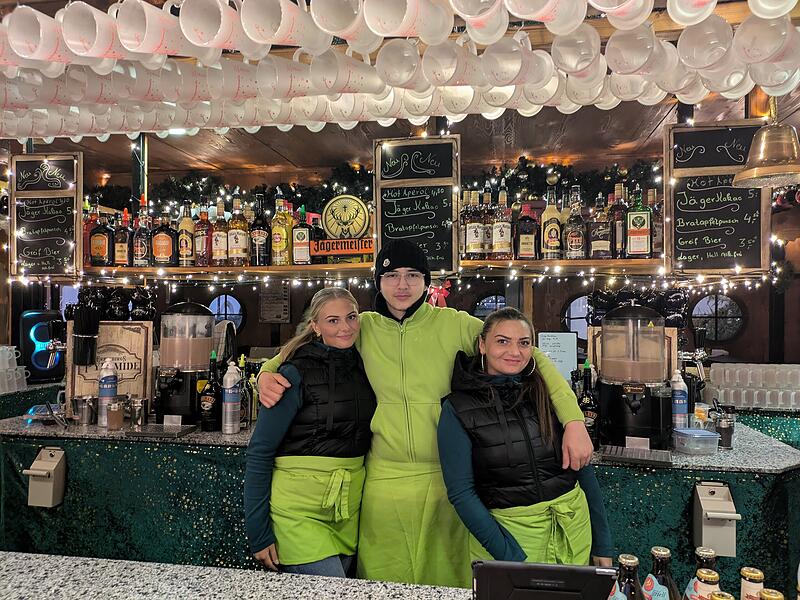 Familie Zinnecker betreibt die Forchheimer Glühweinpyramide.Eröffnung Weihnachtsmarkt Forchheim 2024 Familie Zinnecker betreibt die Forchheimer Glühweinpyramide.