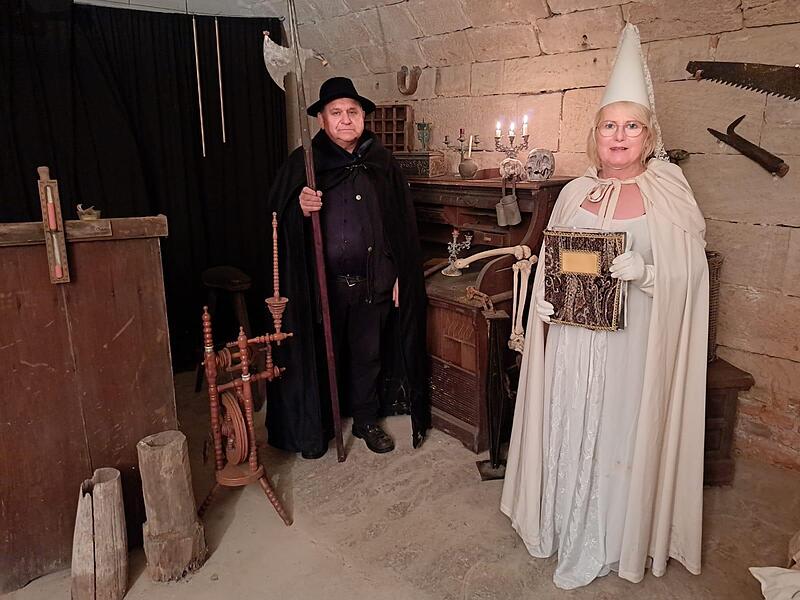 Helga und Lothar Seelmann freuen sich auf das neue Veranstaltungsformat „Lichtenfelser Sagenschatz“ im Sandsteingewölbekeller.