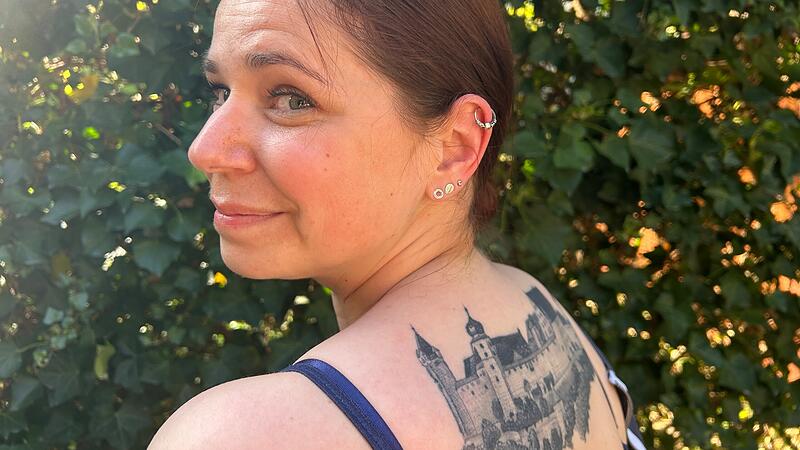 Alexandra Dehler hat sich die Veste Coburg auf ihren R&uuml;cken t&auml;towieren lassen.