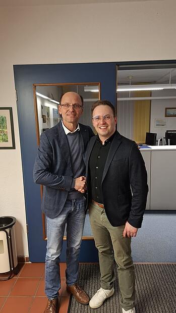 BU-Chef Bernd Reichel (links) gratuliert dem neuem B&uuml;rgermeister von Obertrubach Alexander Lang.