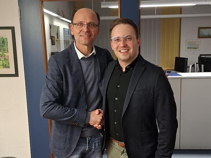 BU-Chef Bernd Reichel (links) gratuliert dem neuem B&uuml;rgermeister von Obertrubach Alexander Lang.