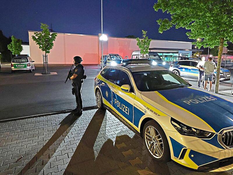 Großeinsatz am Dienstagabend in Würzburg: Die Polizei sucht einen Mann mit einer Waffe. Großeinsatz am Dienstagabend in Würzburg: Die Polizei sucht einen Mann mit einer Waffe.