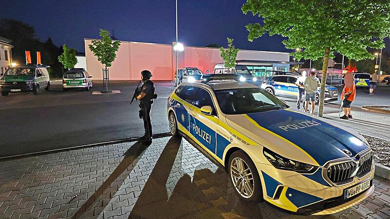 Gro&szlig;einsatz am Dienstagabend in W&uuml;rzburg: Die Polizei sucht einen Mann mit einer Waffe.