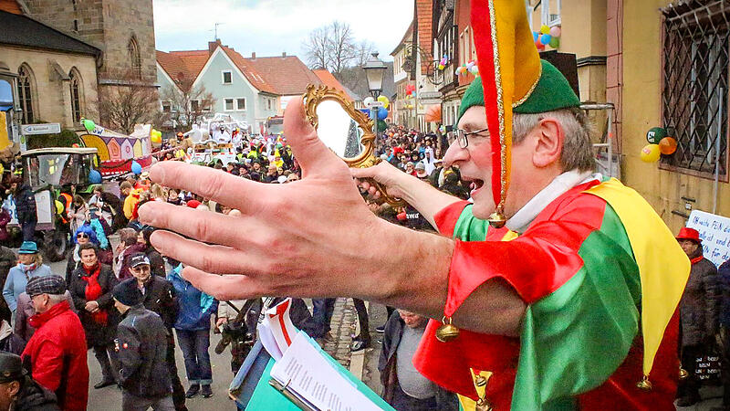 Till (Franz Besold) auf dem Marktplatz vor vielen Besuchern – wie im vergangenen Jahr ist auch heuer im Weismainer Fasching viel geboten.