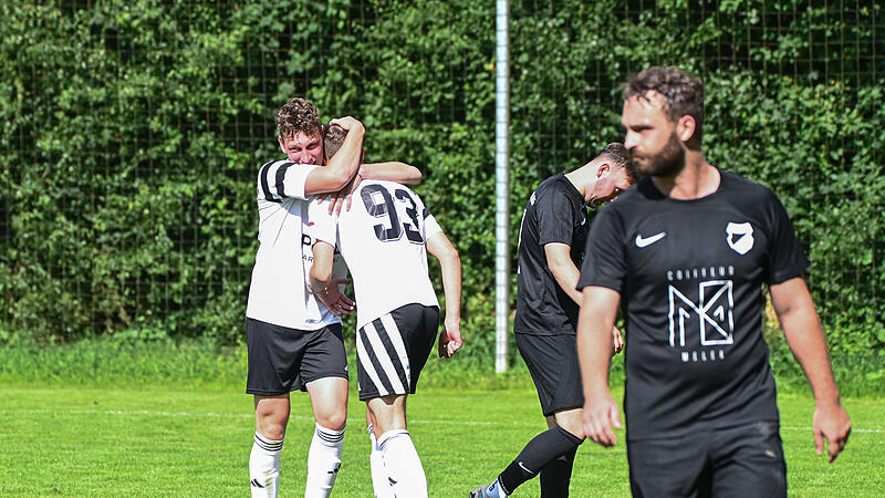 Die "M&ouml;nche" feiern einen ihrer sieben Treffer, w&auml;hrend der F&uuml;rther Tim Rebhan (vorne rechts) bedr&ouml;ppelt dreinschaut.