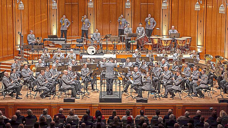 Das Heeresmusikkorps Veitshöchheim ist auf vielen Bühnen dieser Welt zu sehen. Soldaten- und Reservistenkameradschaft Nordhalben Das Heeresmusikkorps Veitshöchheim ist auf vielen Bühnen dieser Welt zu sehen. Soldaten- und Reservistenkameradschaft Nordhalben