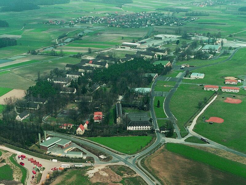 Die Luftaufnahme zeigt die Herzo Artillery Base zu Beginn der 1990er Jahre.