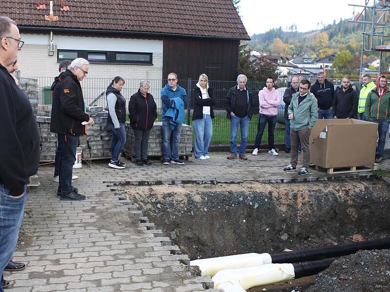 Vor der Stadtratssitzung besichtigte die Räte und Vereinsvertreter die Baustelle am Bildungszentrum und bekamen durch den Bürgermeister und Planer Informationen.
