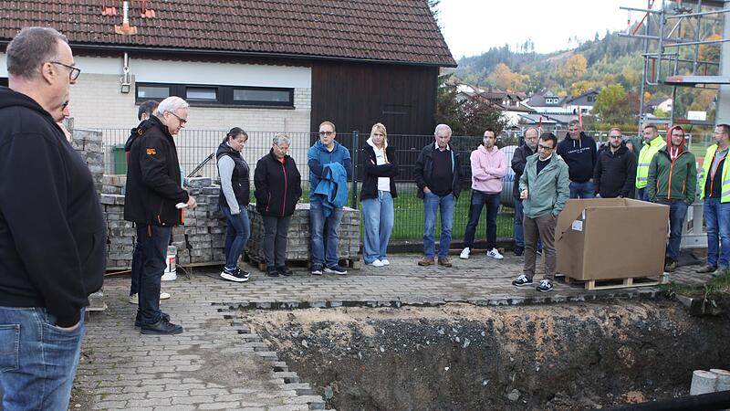 Vor der Stadtratssitzung besichtigte die Räte und Vereinsvertreter die Baustelle am Bildungszentrum und bekamen durch den Bürgermeister und Planer Informationen.