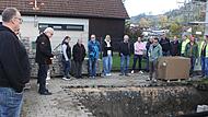 Vor der Stadtratssitzung besichtigte die Räte und Vereinsvertreter die Baustelle am Bildungszentrum und bekamen durch den Bürgermeister und Planer Informationen.
