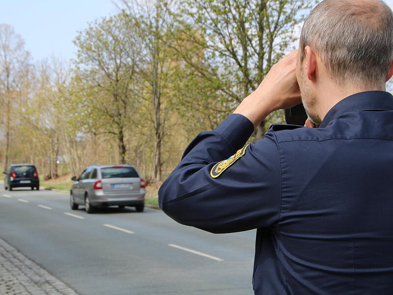 Kulmbacher Polizist, Stefan Zimmermann, kontrolliert im Zuge des Blitzermarathons, wie schnell die Autos am Schwedensteg und am Zebrastreifen unterwegs sind.