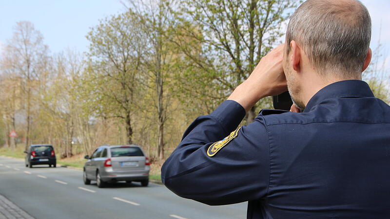 Kulmbacher Polizist, Stefan Zimmermann, kontrolliert im Zuge des Blitzermarathons, wie schnell die Autos am Schwedensteg und am Zebrastreifen unterwegs sind.