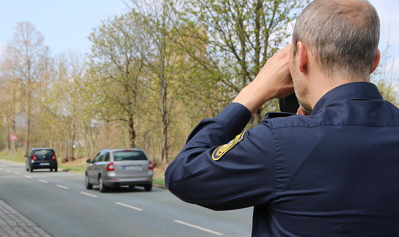 Kulmbacher Polizist, Stefan Zimmermann, kontrolliert im Zuge des Blitzermarathons, wie schnell die Autos am Schwedensteg und am Zebrastreifen unterwegs sind.