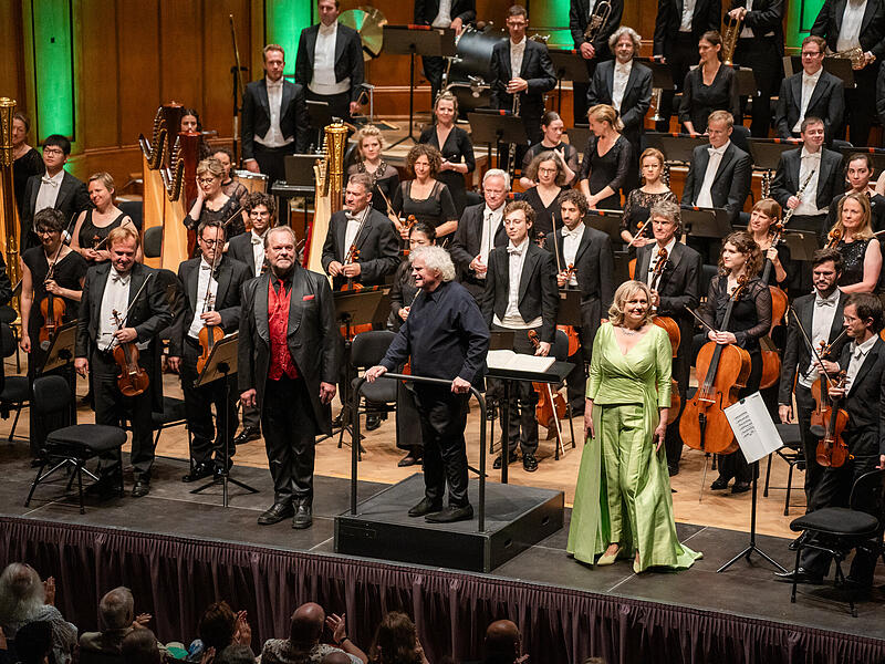 Michael Volle, Simon Rattle und Anja Kampe mit Symphonieorchester im Max-Littmann-Saal.