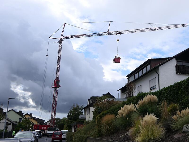 Mit einem mobilen Baukran wurden die Fachleute zu dem Hornissennest in Gädheim gebracht. Mit einem mobilen Baukran wurden die Fachleute zu dem Hornissennest in Gädheim gebracht.