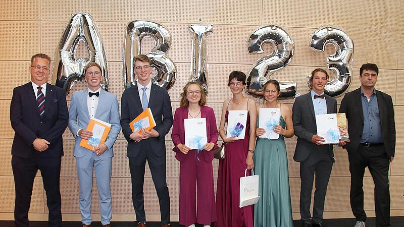 Christian Sto&szlig;berg (links) und Schulleiter Peter Rottmann (rechts) zeichneten (von links) Linus Ziegler, Noah Wehner, Pia Hein, Maja Schopf, Annika Spiess und Frederik D&uuml;rr aus.