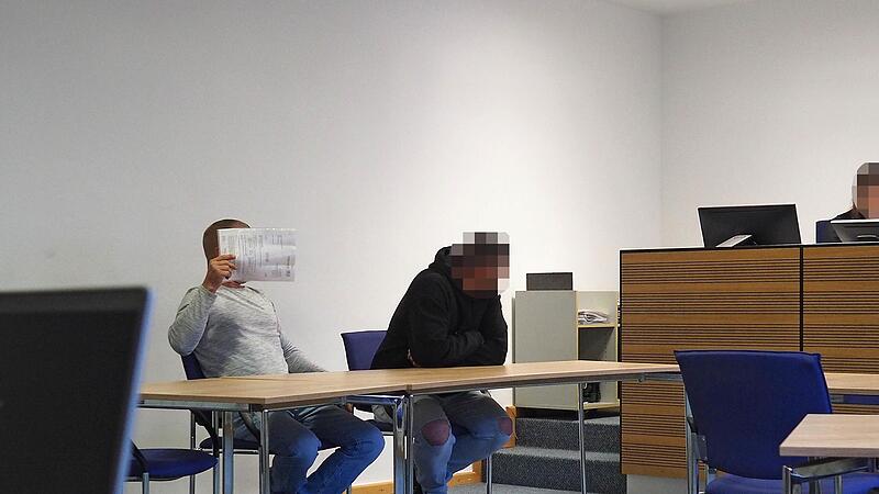 Zu Geldstrafen wurden zwei Angeklagte verurteilt, die rechtsextreme Musik gehört und Polizisten beleidigt hatten.