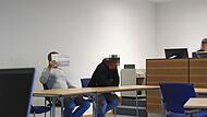Zu Geldstrafen wurden zwei Angeklagte verurteilt, die rechtsextreme Musik gehört und Polizisten beleidigt hatten.