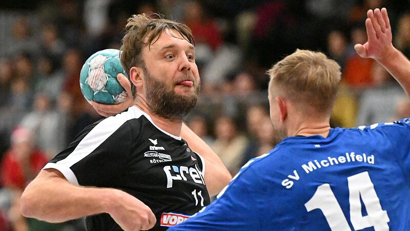 Lukas M&ouml;slein (rechts) vom SV Michelfeld versucht, den Wurf von Michal Panfil vom HSC Bad Neustadt zu verhindern. Die Michelfelder verloren ihr Ausw&auml;rtsspiel in Bad Neustadt mit 26:28.