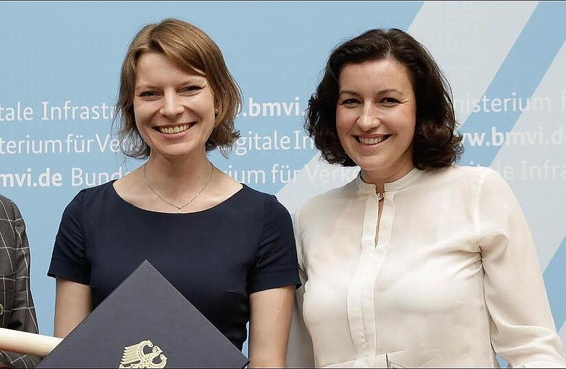 Die beiden CSU-Politikerinnen Emmi Zeulner (links) und Dorothee Bär werden im Falle eines Wahlsieges der Union als potenzielle Bundesministerinnen gehandelt. Die beiden CSU-Politikerinnen Emmi Zeulner (links) und Dorothee Bär werden im Falle eines Wahlsieges der Union als potenzielle Bundesministerinnen gehandelt.