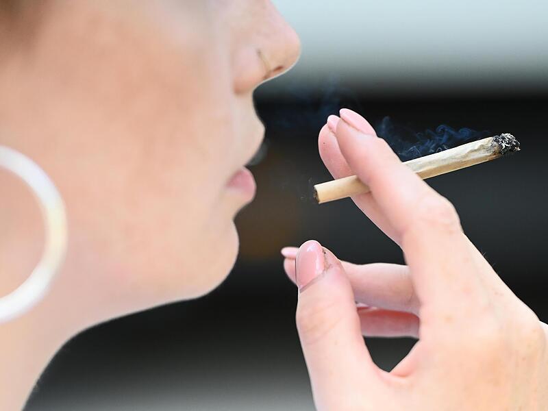 Eine Frau raucht einen Joint am Rande der Cannabis-Messe „Mary Jane“. Ein Verdrängen des Cannabis-Schwarzmarkts ist nicht in Sicht.