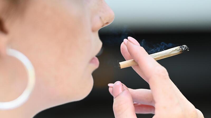 Eine Frau raucht einen Joint am Rande der Cannabis-Messe „Mary Jane“. Ein Verdrängen des Cannabis-Schwarzmarkts ist nicht in Sicht.