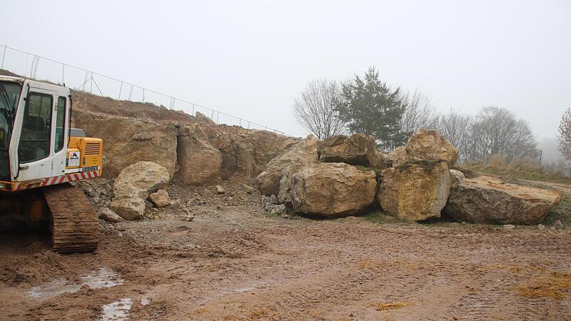 Bis zu 20 Tonnen schwer sind die Felsbrocken, die auf das Grundst&uuml;ck der Familie Weber kullern. Sicherungsarbeiten sind hier jedoch unerl&auml;sslich, sonst wird es durch die Erosion lebensgef&auml;hrlich. Jochen Weber unterstreicht, er habe das Areal von A...