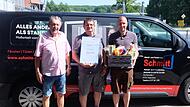 Seniorchef Werner Schmitt (von links) und Geschäftsführer Stefan Schmitt gratulieren Jubilar Egon Schubert.