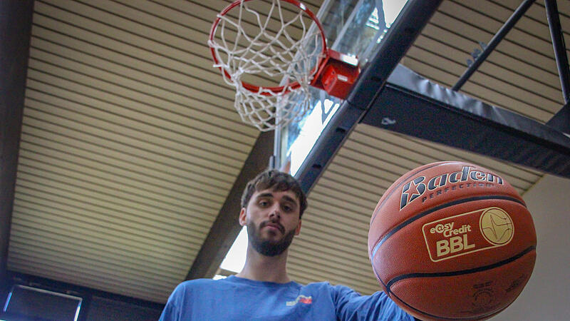 Finn D&ouml;ntgens ist mit 2,10 Metern der zweitgr&ouml;&szlig;te Spieler der Bamberg Baskets.