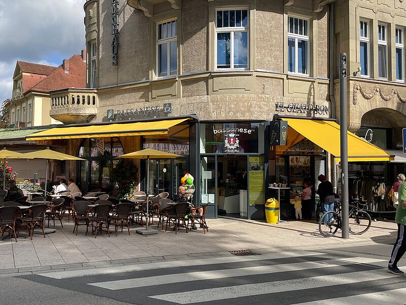 Das Eiscaf&eacute; Bassanese in Bad Kissingen schlie&szlig;t &uuml;ber die Vorweihnachtszeit und vermietet seine Fl&auml;chen an den Lebkuchen-Riesen "Lebkuchen-Schmidt" aus N&uuml;rnberg. Das Unternehmen &ouml;ffnet dort ab 17. Oktober zum zweiten Mal eine Saisonfiliale.