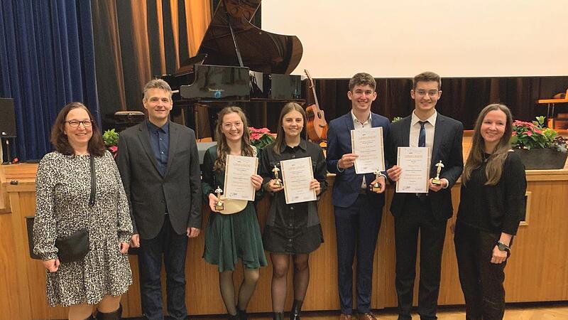 Franziska Brehm, Emily Obermark, Lukas Dotterweich und Philiipp Oster (alle mit Urkunden) freuen sich über ihre Auszeichnungen. Franziska Brehm, Emily Obermark, Lukas Dotterweich und Philiipp Oster (alle mit Urkunden) freuen sich über ihre Auszeichnungen.